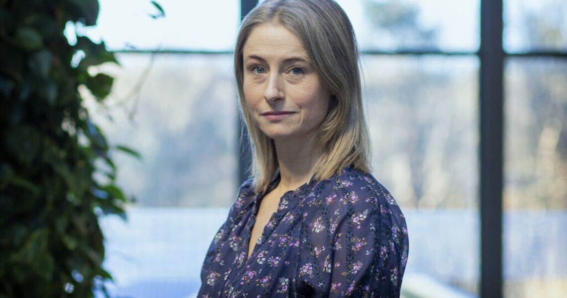 Marianne Gjellestad viser hvordan ledere kan gjøre HMS-arbeidet mer inkluderende – ved å anerkjenne kvinners helse som en del av arbeidsmiljøet, ikke som et privat anliggend (Foto: Universitetet i Agder)