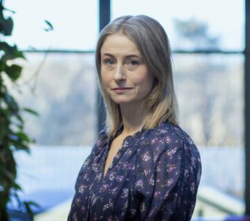 Marianne Gjellestad viser hvordan ledere kan gjøre HMS-arbeidet mer inkluderende – ved å anerkjenne kvinners helse som en del av arbeidsmiljøet, ikke som et privat anliggend (Foto: Universitetet i Agder)