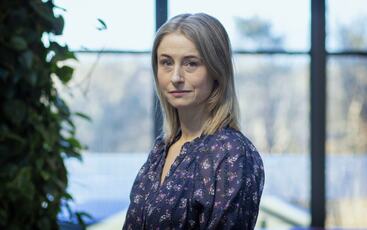 Marianne Gjellestad viser hvordan ledere kan gjøre HMS-arbeidet mer inkluderende – ved å anerkjenne kvinners helse som en del av arbeidsmiljøet, ikke som et privat anliggend (Foto: Universitetet i Agder)