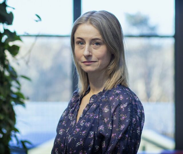 Marianne Gjellestad viser hvordan ledere kan gjøre HMS-arbeidet mer inkluderende – ved å anerkjenne kvinners helse som en del av arbeidsmiljøet, ikke som et privat anliggend (Foto: Universitetet i Agder)