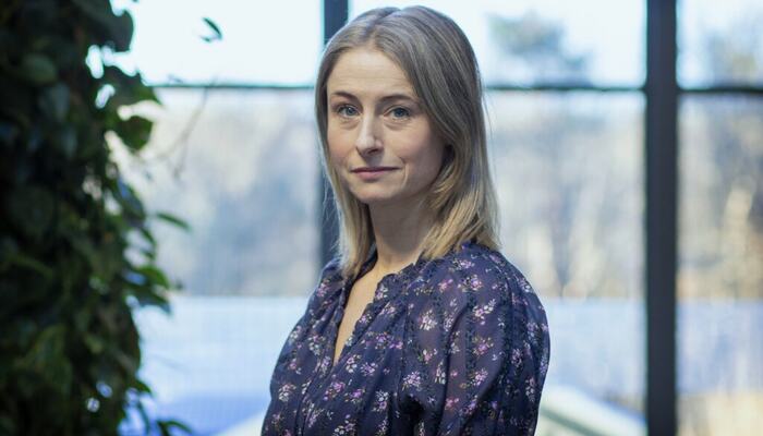 Marianne Gjellestad viser hvordan ledere kan gjøre HMS-arbeidet mer inkluderende – ved å anerkjenne kvinners helse som en del av arbeidsmiljøet, ikke som et privat anliggend (Foto: Universitetet i Agder)