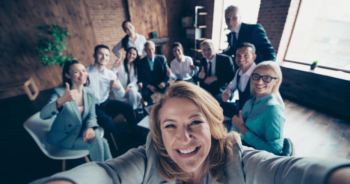 Kultur bygges ikke på veggen, men mellom mennesker, i samtaler, takkerunder og små handlinger som gjentas hver uke. (Foto: Istock.com)