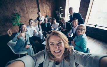 Kultur bygges ikke på veggen, men mellom mennesker, i samtaler, takkerunder og små handlinger som gjentas hver uke. (Foto: Istock.com)