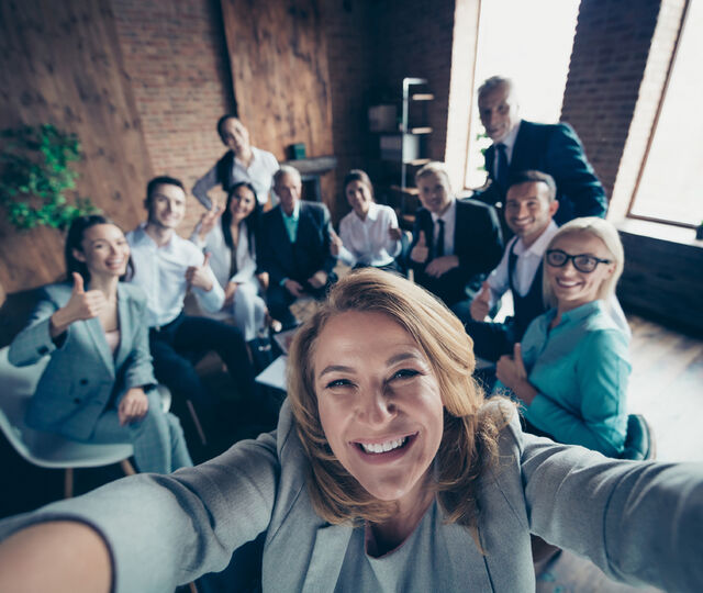 Kultur bygges ikke på veggen, men mellom mennesker, i samtaler, takkerunder og små handlinger som gjentas hver uke. (Foto: Istock.com) Kultur bygges ikke på veggen, men mellom mennesker, i samtaler, takkerunder og små handlinger som gjentas hver uke. (Foto: Istock.com)