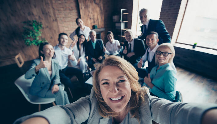 Kultur bygges ikke på veggen, men mellom mennesker, i samtaler, takkerunder og små handlinger som gjentas hver uke. (Foto: Istock.com)