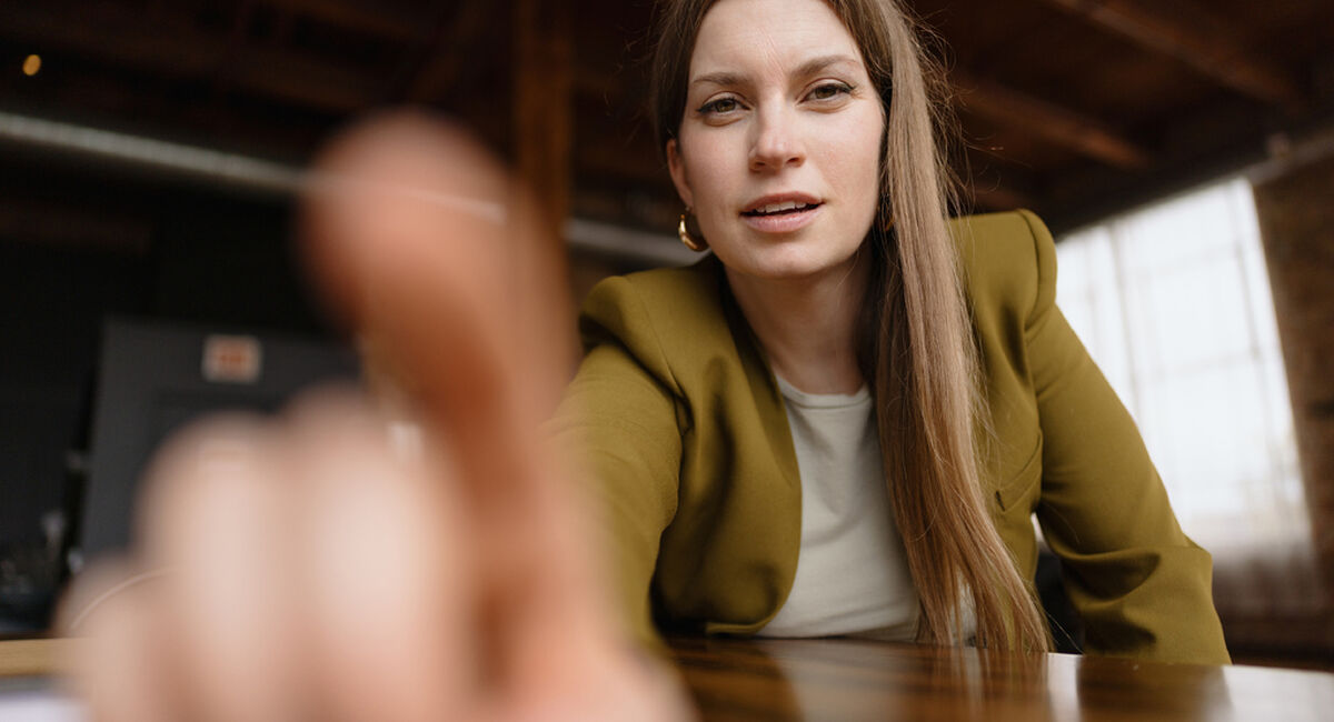En leder som tåler kritikk, bygger trygghet. En som frykter den, bygger murer.  (Foto: istock.com)