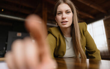 En leder som tåler kritikk, bygger trygghet. En som frykter den, bygger murer.  (Foto: istock.com)