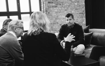 Teamutvikling handler ikke om å snakke om hvordan folk har det – men om hva de skal få til sammen. Når team trener på praksis, ikke bare på prat, oppstår energi, arbeidsglede og prestasjon som en naturlig bivirkning. (Foto: Synne Dahl)