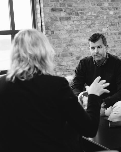 Teamutvikling handler ikke om å snakke om hvordan folk har det – men om hva de skal få til sammen. Når team trener på praksis, ikke bare på prat, oppstår energi, arbeidsglede og prestasjon som en naturlig bivirkning. (Foto: Synne Dahl) Teamutvikling handler ikke om å snakke om hvordan folk har det – men om hva de skal få til sammen. Når team trener på praksis, ikke bare på prat, oppstår energi, arbeidsglede og prestasjon som en naturlig bivirkning. (Foto: Synne Dahl)