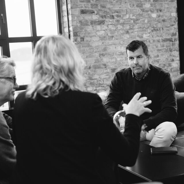 Teamutvikling handler ikke om å snakke om hvordan folk har det – men om hva de skal få til sammen. Når team trener på praksis, ikke bare på prat, oppstår energi, arbeidsglede og prestasjon som en naturlig bivirkning. (Foto: Synne Dahl) Teamutvikling handler ikke om å snakke om hvordan folk har det – men om hva de skal få til sammen. Når team trener på praksis, ikke bare på prat, oppstår energi, arbeidsglede og prestasjon som en naturlig bivirkning. (Foto: Synne Dahl)