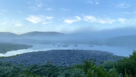 På bilde: Reinkalvvannet langs gamlevegen på Båtsfjord fjellet. Foto: GN På bilde: Reinkalvvannet langs gamlevegen på Båtsfjord fjellet. Foto: GN