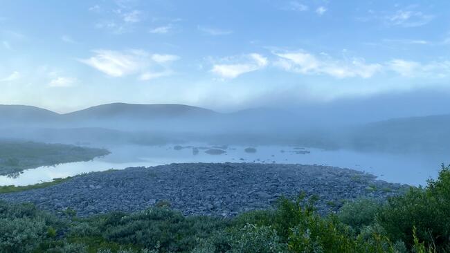 På bilde: Reinkalvvannet langs gamlevegen på Båtsfjord fjellet. Foto: GN