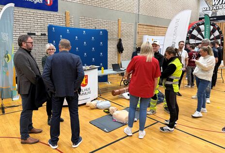 Ansatte snakker med ungdom