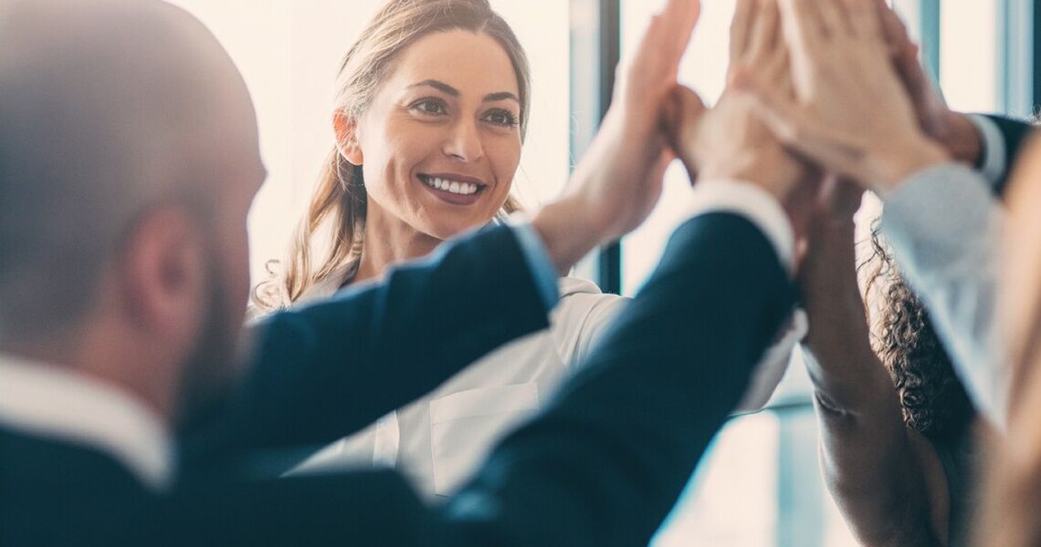 Ekte mot i ledelse handler ikke om kontroll – men om å tørre å slippe den. (Foto: Istock.com) Ekte mot i ledelse handler ikke om kontroll – men om å tørre å slippe den. (Foto: Istock.com)