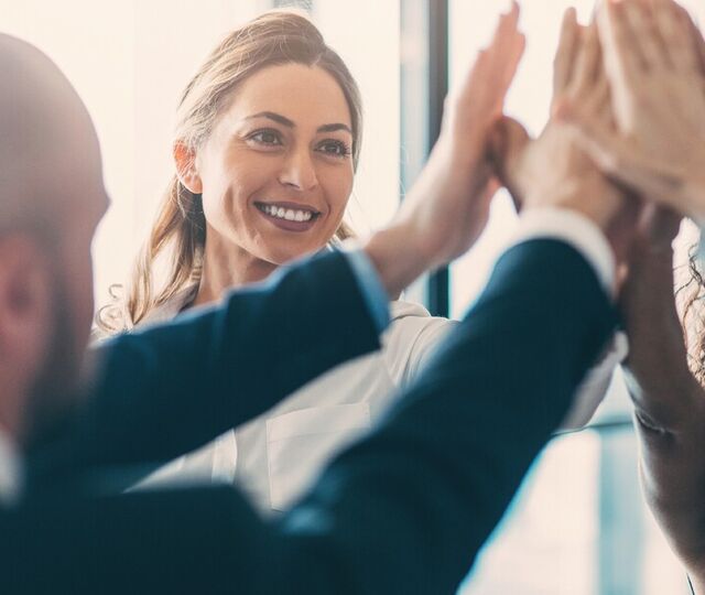 Ekte mot i ledelse handler ikke om kontroll – men om å tørre å slippe den. (Foto: Istock.com) Ekte mot i ledelse handler ikke om kontroll – men om å tørre å slippe den. (Foto: Istock.com)