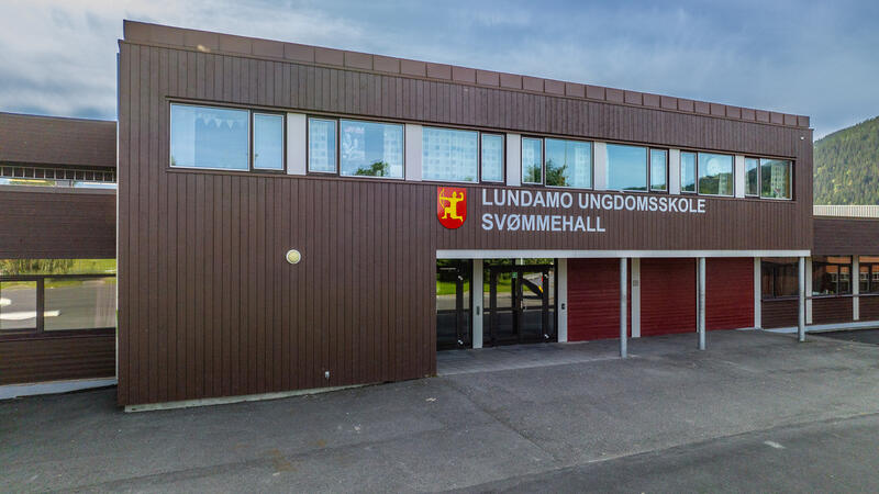 Lundamo ungdomsskole og svømmehall. Foto: Melhus kommune / Mariken Lie Inngangen til lundamo ungdomsskole og svømmehall