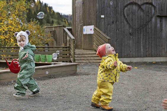 Barn i barnehagen leker med såpebobler