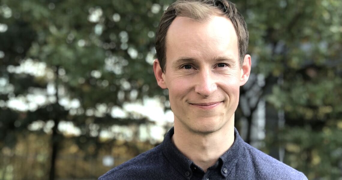 Eirik Degerud i STAMI forsker på hvordan arbeidsmiljøet påvirker psykisk helse og sykefravær, og hva ledere konkret kan gjøre for å forebygge. (Foto: STAMI)