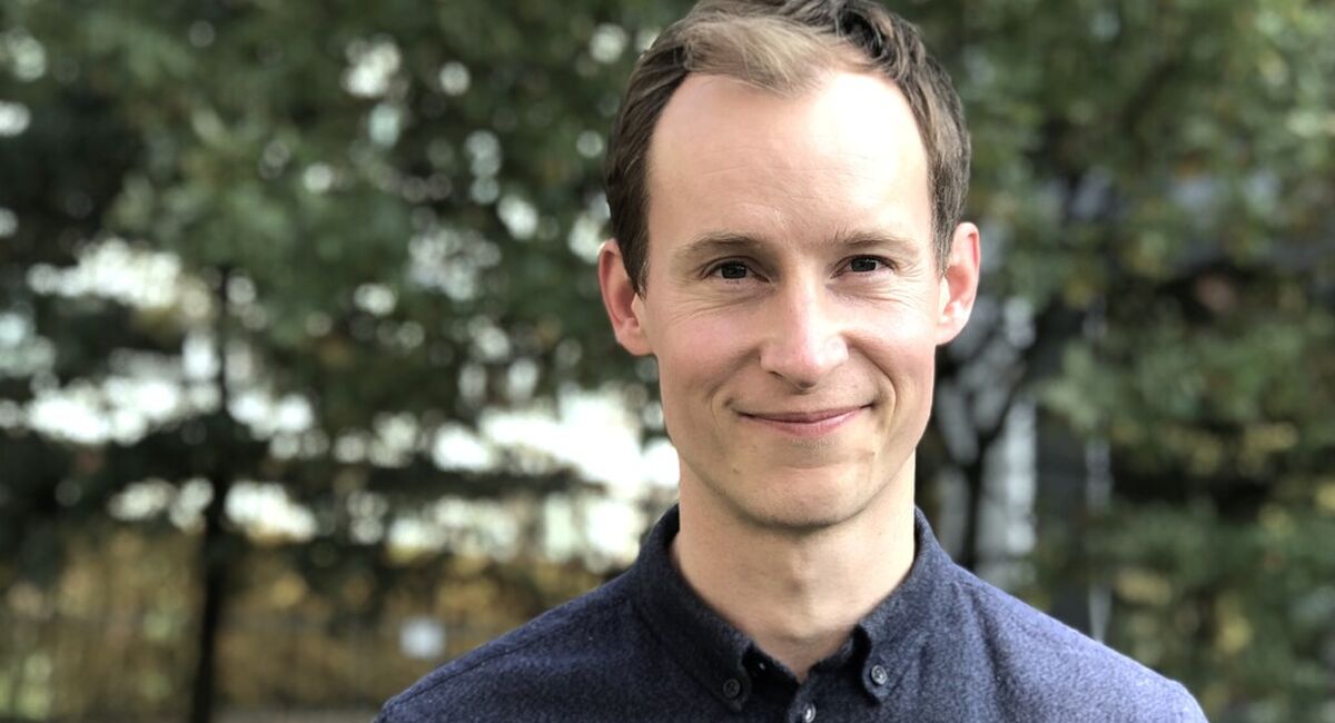 Eirik Degerud i STAMI forsker på hvordan arbeidsmiljøet påvirker psykisk helse og sykefravær, og hva ledere konkret kan gjøre for å forebygge. (Foto: STAMI)