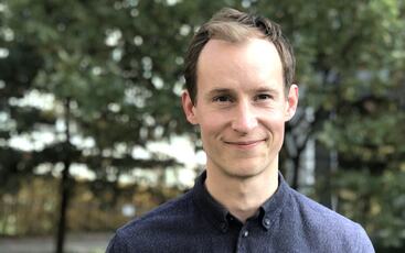 Eirik Degerud i STAMI forsker på hvordan arbeidsmiljøet påvirker psykisk helse og sykefravær, og hva ledere konkret kan gjøre for å forebygge. (Foto: STAMI)