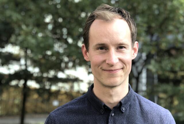 Eirik Degerud i STAMI forsker på hvordan arbeidsmiljøet påvirker psykisk helse og sykefravær, og hva ledere konkret kan gjøre for å forebygge. (Foto: STAMI)