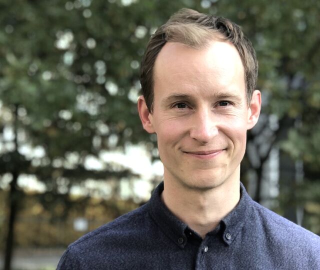 Eirik Degerud i STAMI forsker på hvordan arbeidsmiljøet påvirker psykisk helse og sykefravær, og hva ledere konkret kan gjøre for å forebygge. (Foto: STAMI)