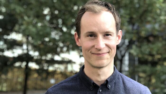 Eirik Degerud i STAMI forsker på hvordan arbeidsmiljøet påvirker psykisk helse og sykefravær, og hva ledere konkret kan gjøre for å forebygge. (Foto: STAMI)