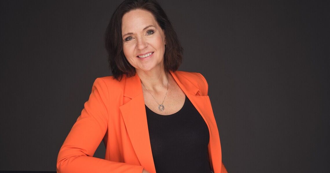 Sidsel W. Storaas: Systemledelse handler om å se helheten, å forstå hvordan mennesker, prosesser og beslutninger henger sammen i et levende system. Når ledere lærer å lese mønstre i stedet for enkelthendelser, oppstår flyt, læring og bedre resultater. (Foto: Truls Qvale) Sidsel W. Storaas: Systemledelse handler om å se helheten, å forstå hvordan mennesker, prosesser og beslutninger henger sammen i et levende system. Når ledere lærer å lese mønstre i stedet for enkelthendelser, oppstår flyt, læring og bedre resultater. (Foto: Truls Qvale)