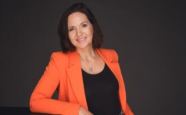 Sidsel W. Storaas: Systemledelse handler om å se helheten, å forstå hvordan mennesker, prosesser og beslutninger henger sammen i et levende system. Når ledere lærer å lese mønstre i stedet for enkelthendelser, oppstår flyt, læring og bedre resultater. (Foto: Truls Qvale) Sidsel W. Storaas: Systemledelse handler om å se helheten, å forstå hvordan mennesker, prosesser og beslutninger henger sammen i et levende system. Når ledere lærer å lese mønstre i stedet for enkelthendelser, oppstår flyt, læring og bedre resultater. (Foto: Truls Qvale)