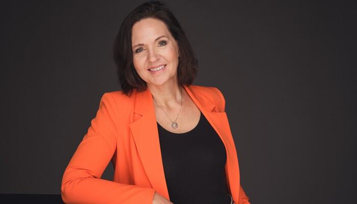 Sidsel W. Storaas: Systemledelse handler om å se helheten, å forstå hvordan mennesker, prosesser og beslutninger henger sammen i et levende system. Når ledere lærer å lese mønstre i stedet for enkelthendelser, oppstår flyt, læring og bedre resultater. (Foto: Truls Qvale) Sidsel W. Storaas: Systemledelse handler om å se helheten, å forstå hvordan mennesker, prosesser og beslutninger henger sammen i et levende system. Når ledere lærer å lese mønstre i stedet for enkelthendelser, oppstår flyt, læring og bedre resultater. (Foto: Truls Qvale)