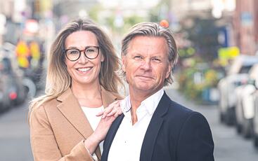 Atle H. Carlsen, CEO i Brækhus, og Rebekka Egeland, Chief People & Culture Officer, har sammen bygget en kultur der høyt tempo og menneskelig bærekraft går hånd i hånd. Resultatet er lavere sykefravær, sterkere fellesskap og en tydeligere kobling mellom trivsel, læring og lønnsomhet. (Foto: Ingar Næss, StudioF2)