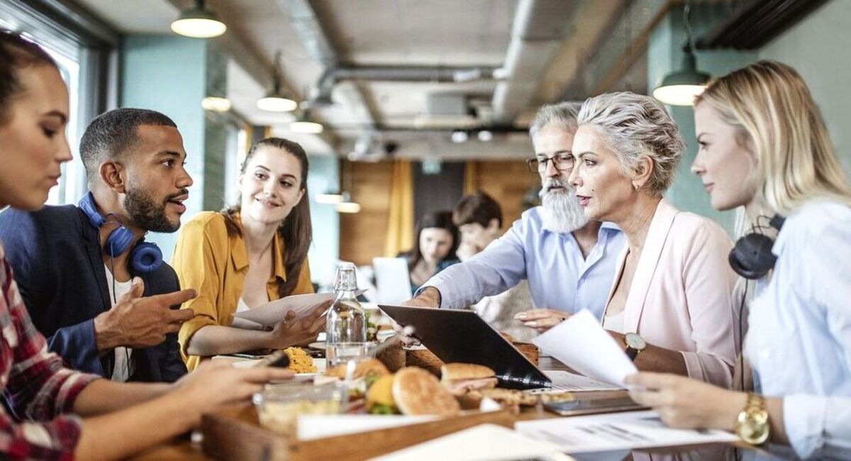Når ledergruppen går foran i hverdagen med tydelige handlinger, rytme og nærvær, flyttes kulturarbeidet fra PowerPoint til praksis. (Foto: Istock.com) Når ledergruppen går foran i hverdagen med tydelige handlinger, rytme og nærvær, flyttes kulturarbeidet fra PowerPoint til praksis. (Foto: Istock.com)