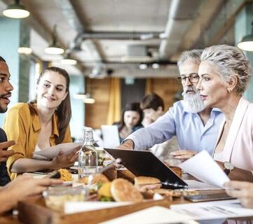 Når ledergruppen går foran i hverdagen med tydelige handlinger, rytme og nærvær, flyttes kulturarbeidet fra PowerPoint til praksis. (Foto: Istock.com) Når ledergruppen går foran i hverdagen med tydelige handlinger, rytme og nærvær, flyttes kulturarbeidet fra PowerPoint til praksis. (Foto: Istock.com)