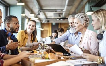 Når ledergruppen går foran i hverdagen med tydelige handlinger, rytme og nærvær, flyttes kulturarbeidet fra PowerPoint til praksis. (Foto: Istock.com) Når ledergruppen går foran i hverdagen med tydelige handlinger, rytme og nærvær, flyttes kulturarbeidet fra PowerPoint til praksis. (Foto: Istock.com)