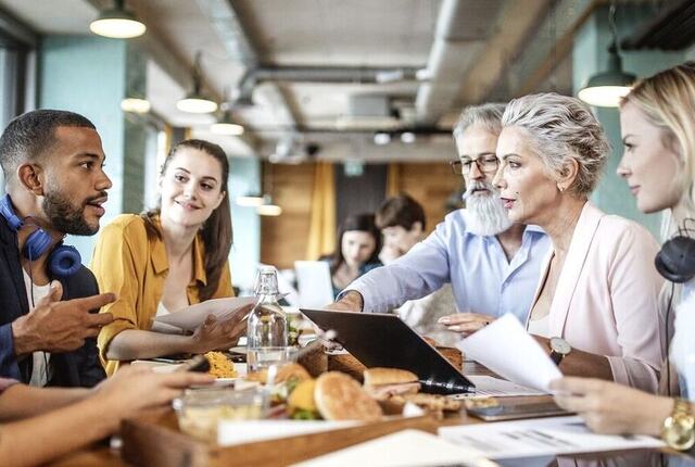 Når ledergruppen går foran i hverdagen med tydelige handlinger, rytme og nærvær, flyttes kulturarbeidet fra PowerPoint til praksis. (Foto: Istock.com)