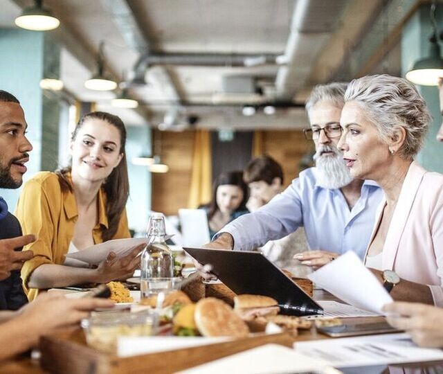 Når ledergruppen går foran i hverdagen med tydelige handlinger, rytme og nærvær, flyttes kulturarbeidet fra PowerPoint til praksis. (Foto: Istock.com) Når ledergruppen går foran i hverdagen med tydelige handlinger, rytme og nærvær, flyttes kulturarbeidet fra PowerPoint til praksis. (Foto: Istock.com)