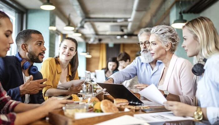 Når ledergruppen går foran i hverdagen med tydelige handlinger, rytme og nærvær, flyttes kulturarbeidet fra PowerPoint til praksis. (Foto: Istock.com) Når ledergruppen går foran i hverdagen med tydelige handlinger, rytme og nærvær, flyttes kulturarbeidet fra PowerPoint til praksis. (Foto: Istock.com)