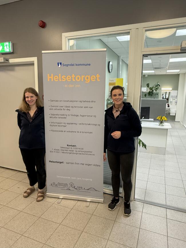 Ane Sigrid Midtbø og Aina Esp Aleksandersen står klare til å ta folk i mot.