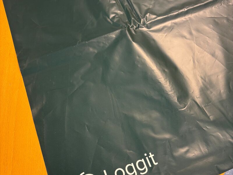 Bilde av en pose merket "Loggit", beregnet til ødelagte tekstiler.