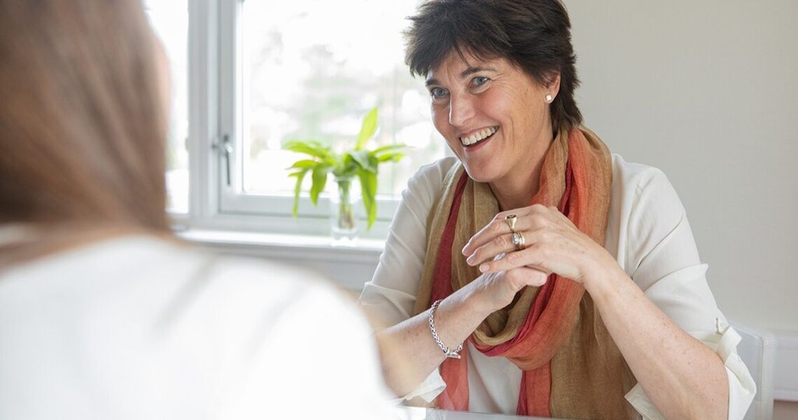 Ann Ahlqvist: Tydelighet og omsorg henger sammen. En leder som tør å si fra med varme, bygger både tillit og utvikling i teamet. (Foto: privat) Ann Ahlqvist: Tydelighet og omsorg henger sammen. En leder som tør å si fra med varme, bygger både tillit og utvikling i teamet. (Foto: privat)