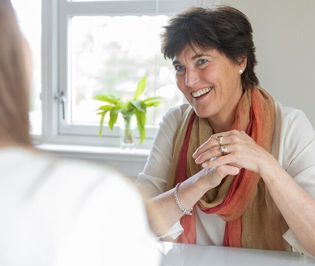 Ann Ahlqvist: Tydelighet og omsorg henger sammen. En leder som tør å si fra med varme, bygger både tillit og utvikling i teamet. (Foto: privat) Ann Ahlqvist: Tydelighet og omsorg henger sammen. En leder som tør å si fra med varme, bygger både tillit og utvikling i teamet. (Foto: privat)