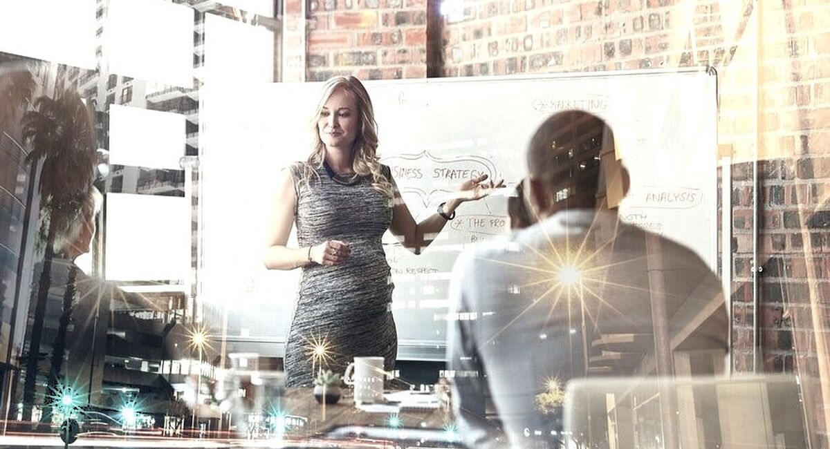 Fremtidens læring skjer ikke i kursrommet, men i hverdagen, når vi tør å reflektere, dele og bruke erfaringene fra virkelige situasjoner. (Foto: Istock.com) Fremtidens læring skjer ikke i kursrommet, men i hverdagen, når vi tør å reflektere, dele og bruke erfaringene fra virkelige situasjoner. (Foto: Istock.com)
