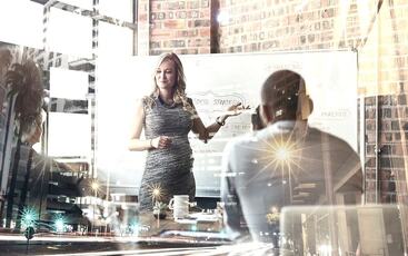 Fremtidens læring skjer ikke i kursrommet, men i hverdagen, når vi tør å reflektere, dele og bruke erfaringene fra virkelige situasjoner. (Foto: Istock.com)