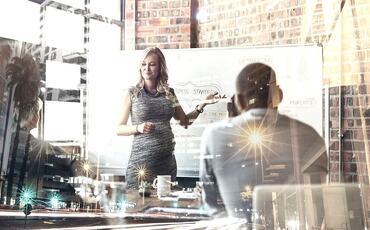 Fremtidens læring skjer ikke i kursrommet, men i hverdagen, når vi tør å reflektere, dele og bruke erfaringene fra virkelige situasjoner. (Foto: Istock.com) Fremtidens læring skjer ikke i kursrommet, men i hverdagen, når vi tør å reflektere, dele og bruke erfaringene fra virkelige situasjoner. (Foto: Istock.com)