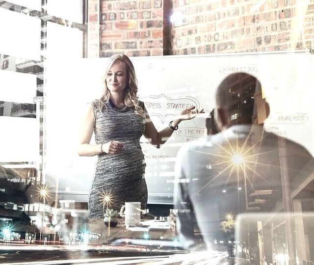 Fremtidens læring skjer ikke i kursrommet, men i hverdagen, når vi tør å reflektere, dele og bruke erfaringene fra virkelige situasjoner. (Foto: Istock.com)