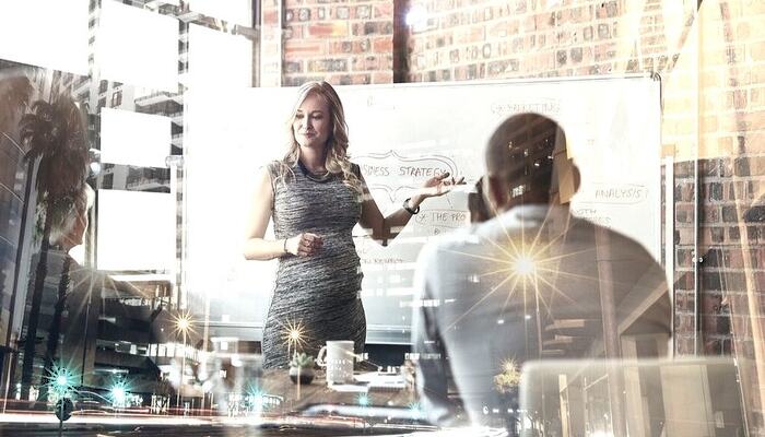 Fremtidens læring skjer ikke i kursrommet, men i hverdagen, når vi tør å reflektere, dele og bruke erfaringene fra virkelige situasjoner. (Foto: Istock.com) Fremtidens læring skjer ikke i kursrommet, men i hverdagen, når vi tør å reflektere, dele og bruke erfaringene fra virkelige situasjoner. (Foto: Istock.com)