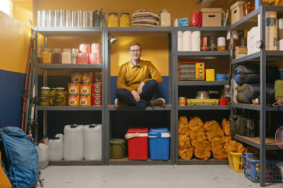 Beredskapslagar med mat og ein person.