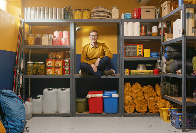 Beredskapslagar med mat og ein person.