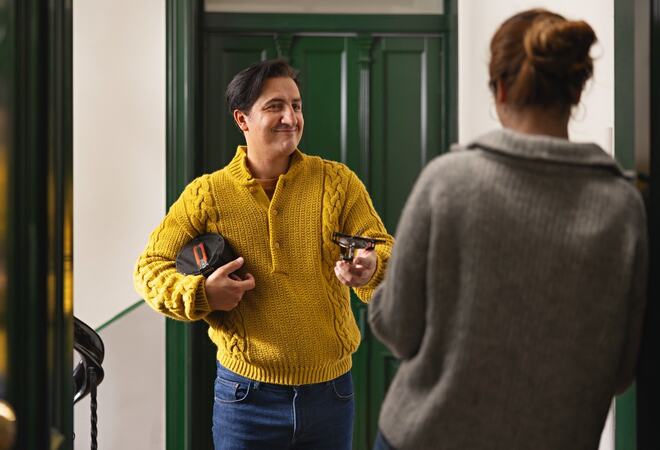 Beredskapsvenn. Foto av to personer som har en hyggelig samtale.