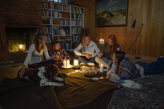 Foto: En familie spiller spill og har det koselig i en beredskapssituasjon.
